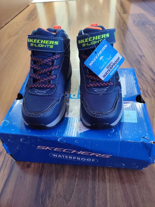 Нови водоустойчиви и светещи боти sketchers