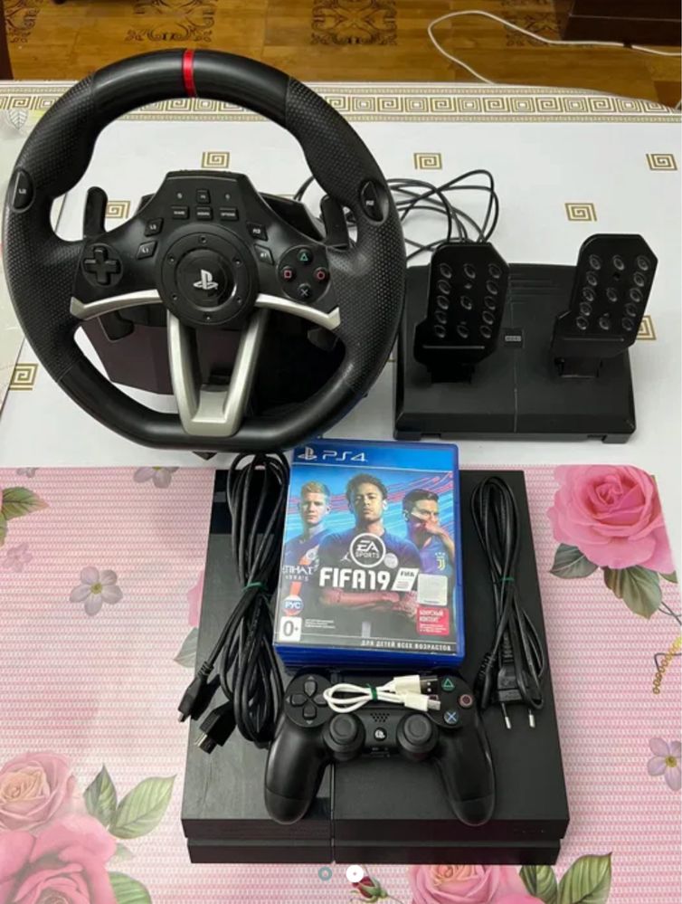 PlayStation4 с подключаемым рулем и педалями