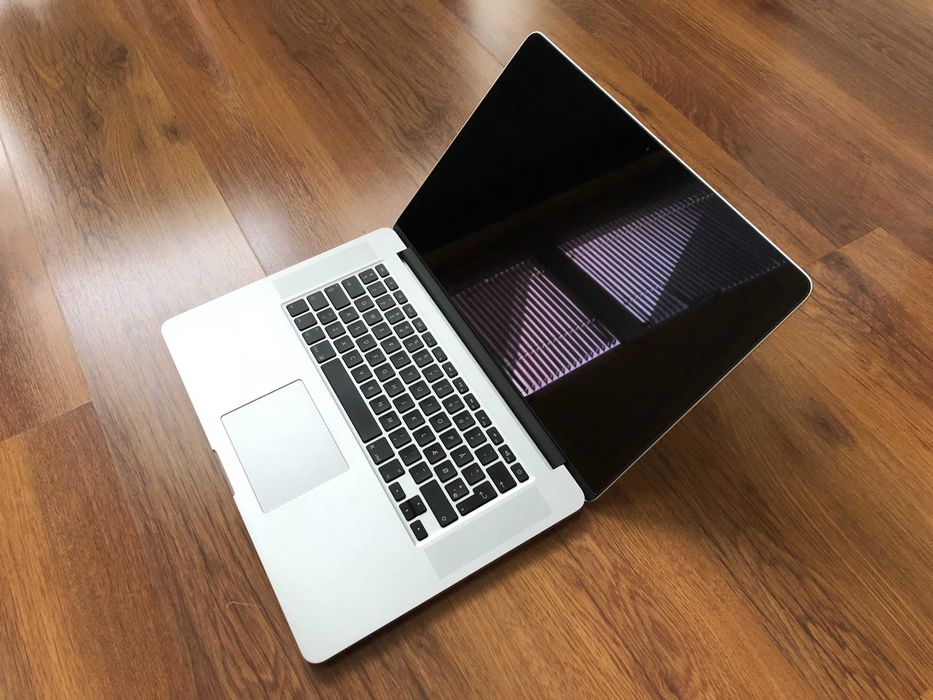 15.4 Retina Core i7 Apple MacBook Pro Mid 2015 16GB RAM/256GB SSD/Iris