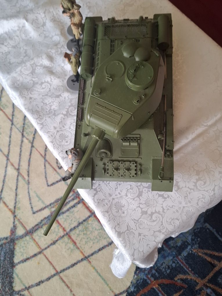 Tank machetă(cu led si baterii)