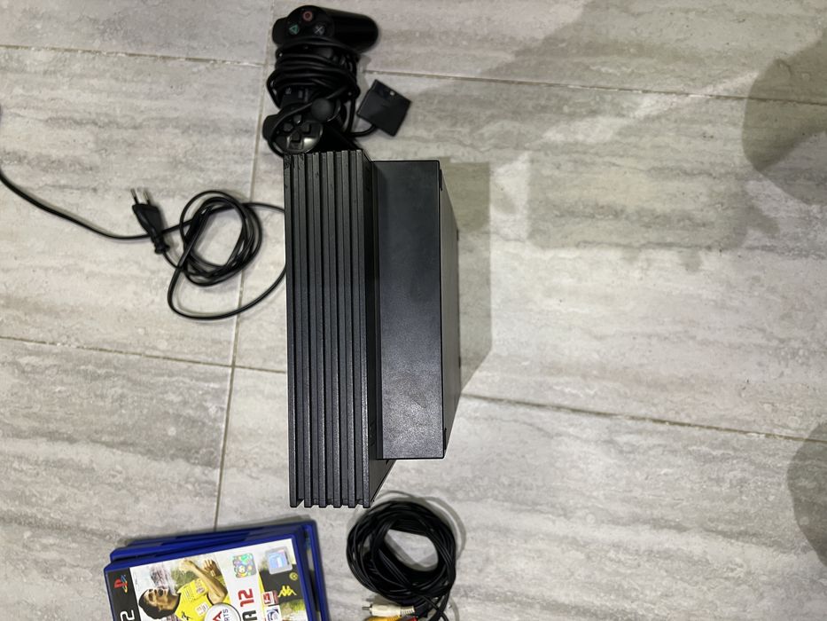 Playstation 2 с джойстик и 3 игри