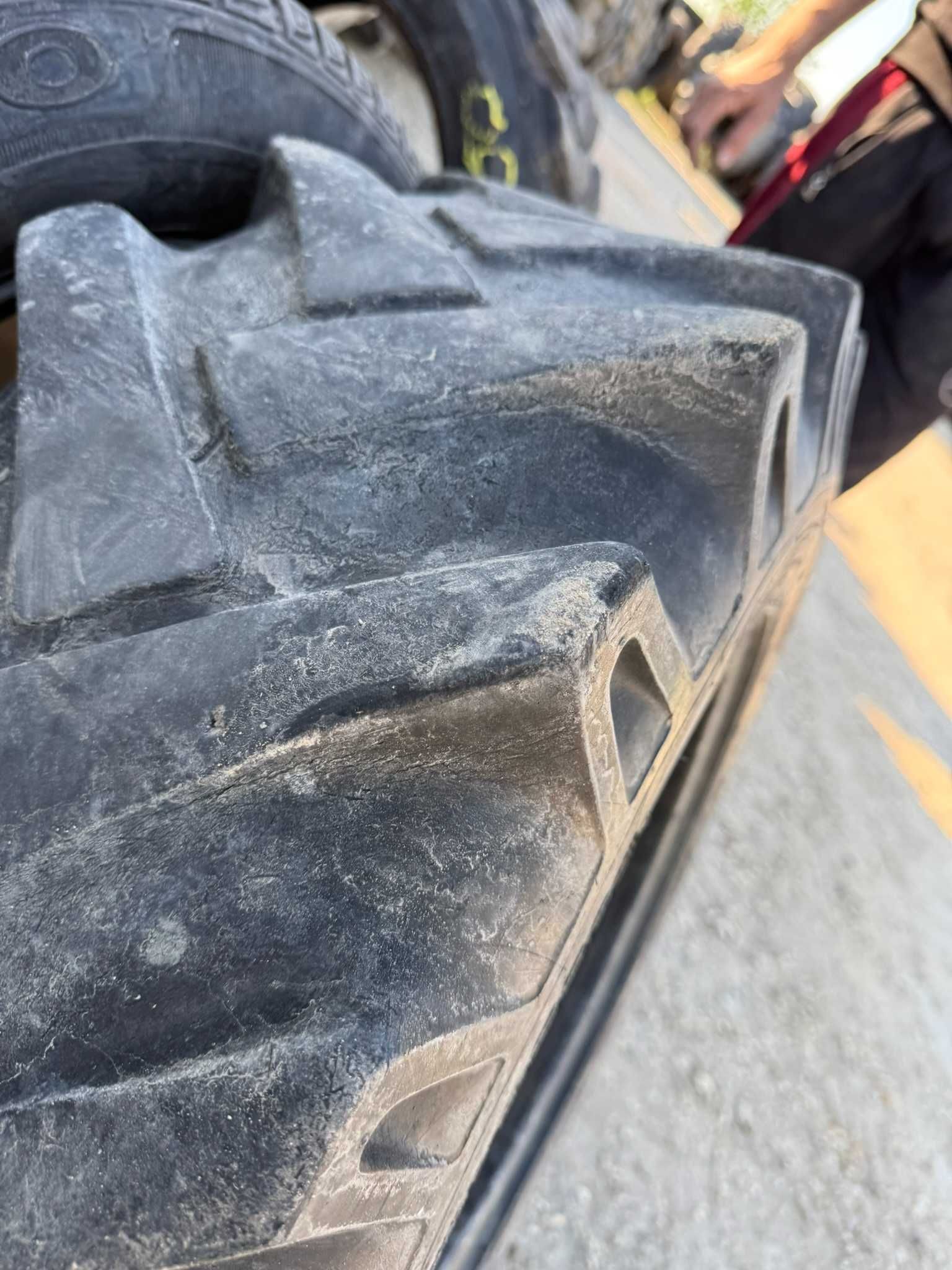 Anvelope 10/75 R15,3