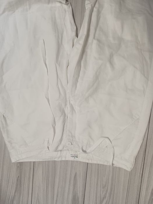 Pantaloni albi, damă