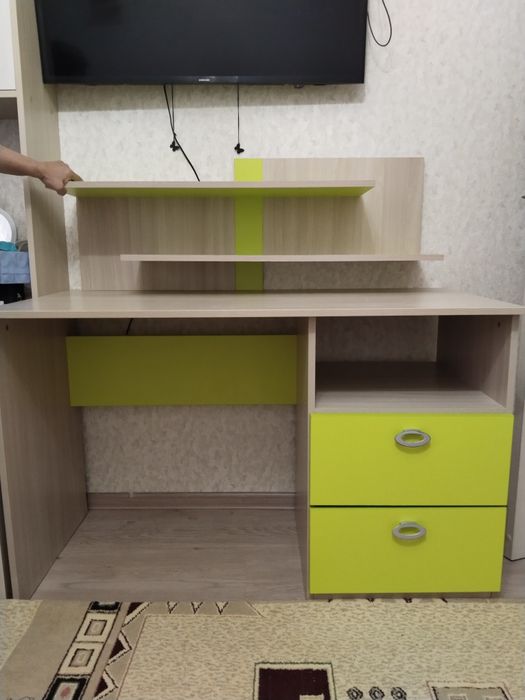 Продам стол с навесными полками