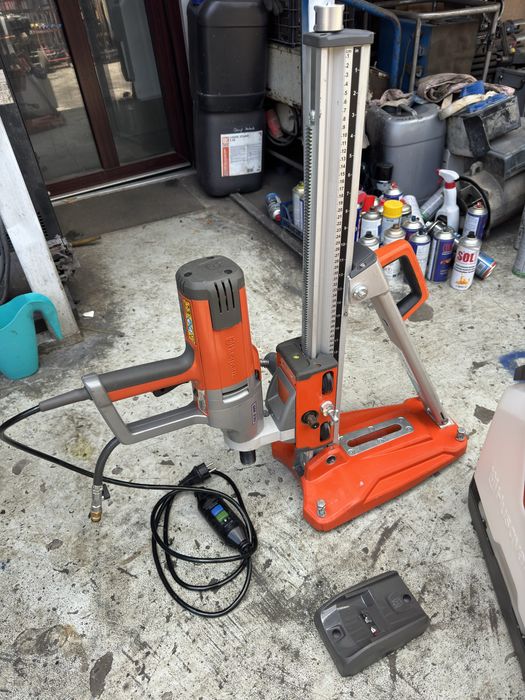 Masina de carotat Husqvarna cu pompa de apa pe baterii