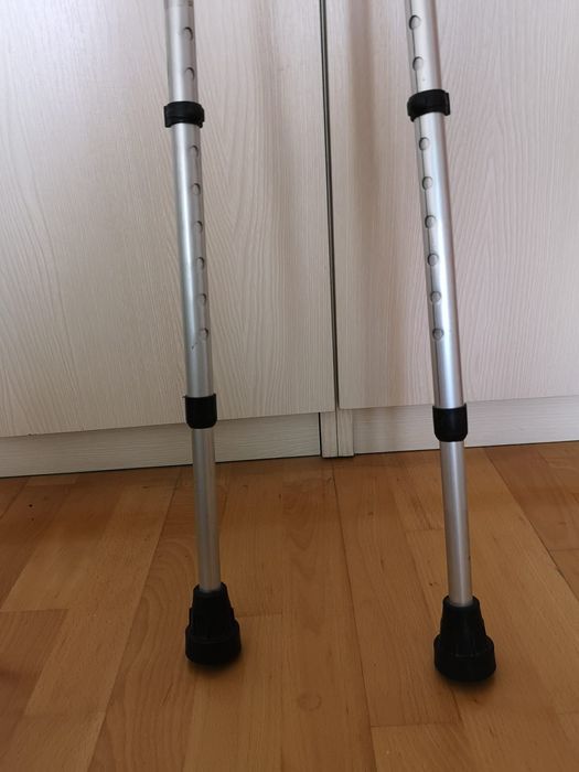 Carje ortopedice cu sprijin pe antebrat, reglabile 135 kg carja