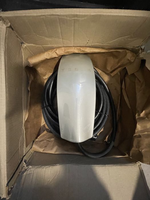 Тесла зарядна станиция Tesla wall box. Ел зарядна станция Tape 2