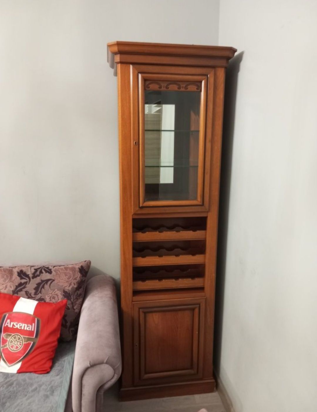 Продаю гарнитур для зала из красного дерева.