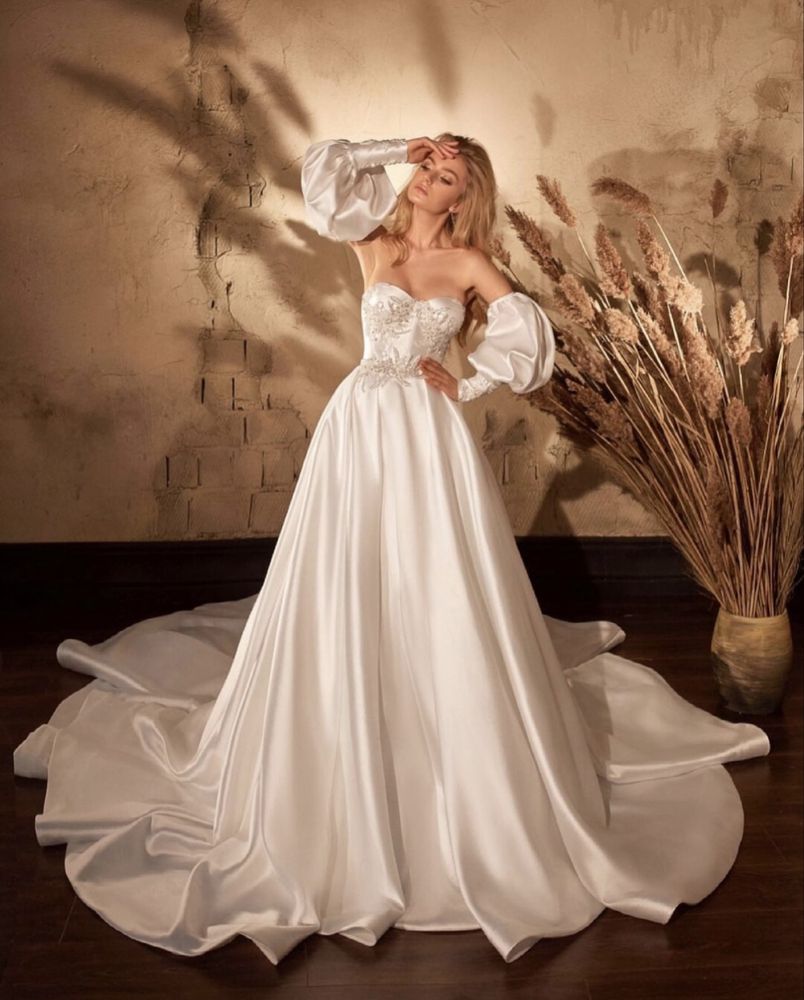 Rochie de mireasa, cu trena si maneci detasabile