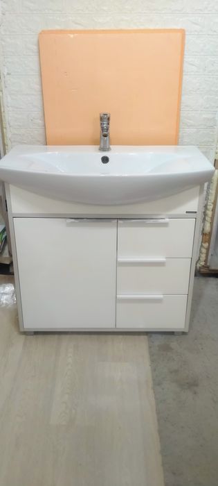 Умывальник со шкафом