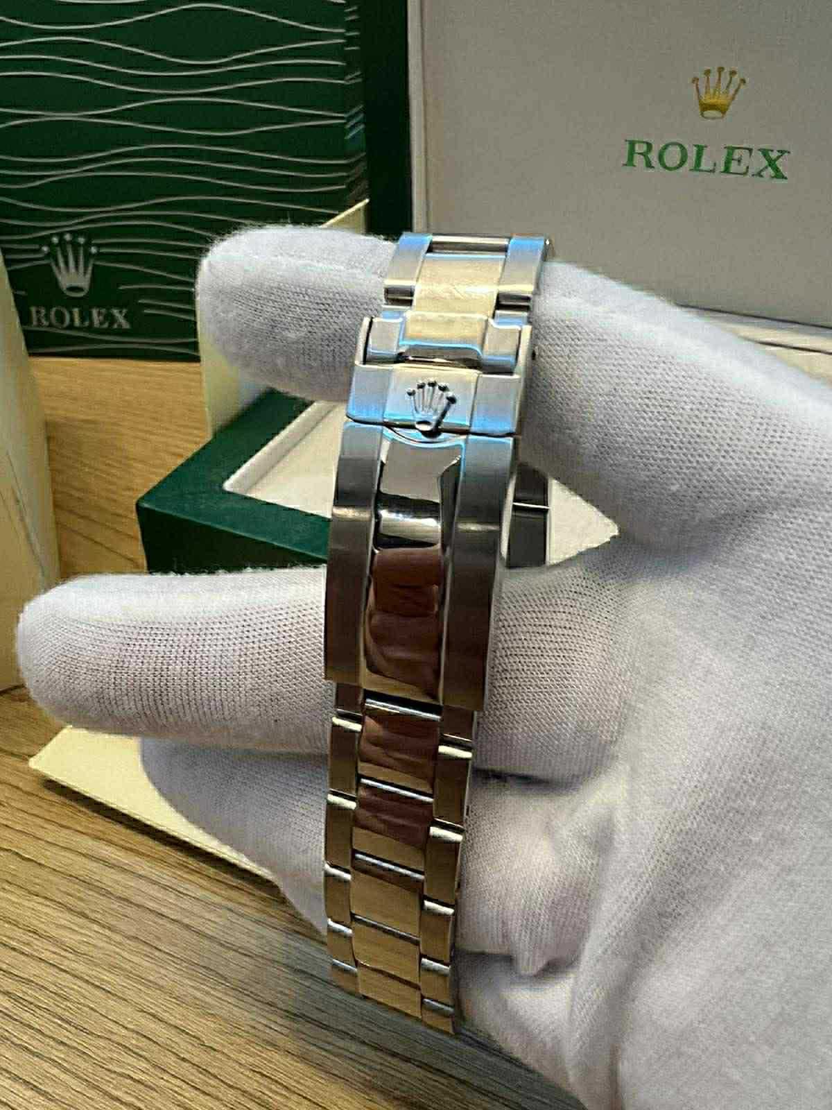 Часовник Rolex
Японски Автоматичен механизъм