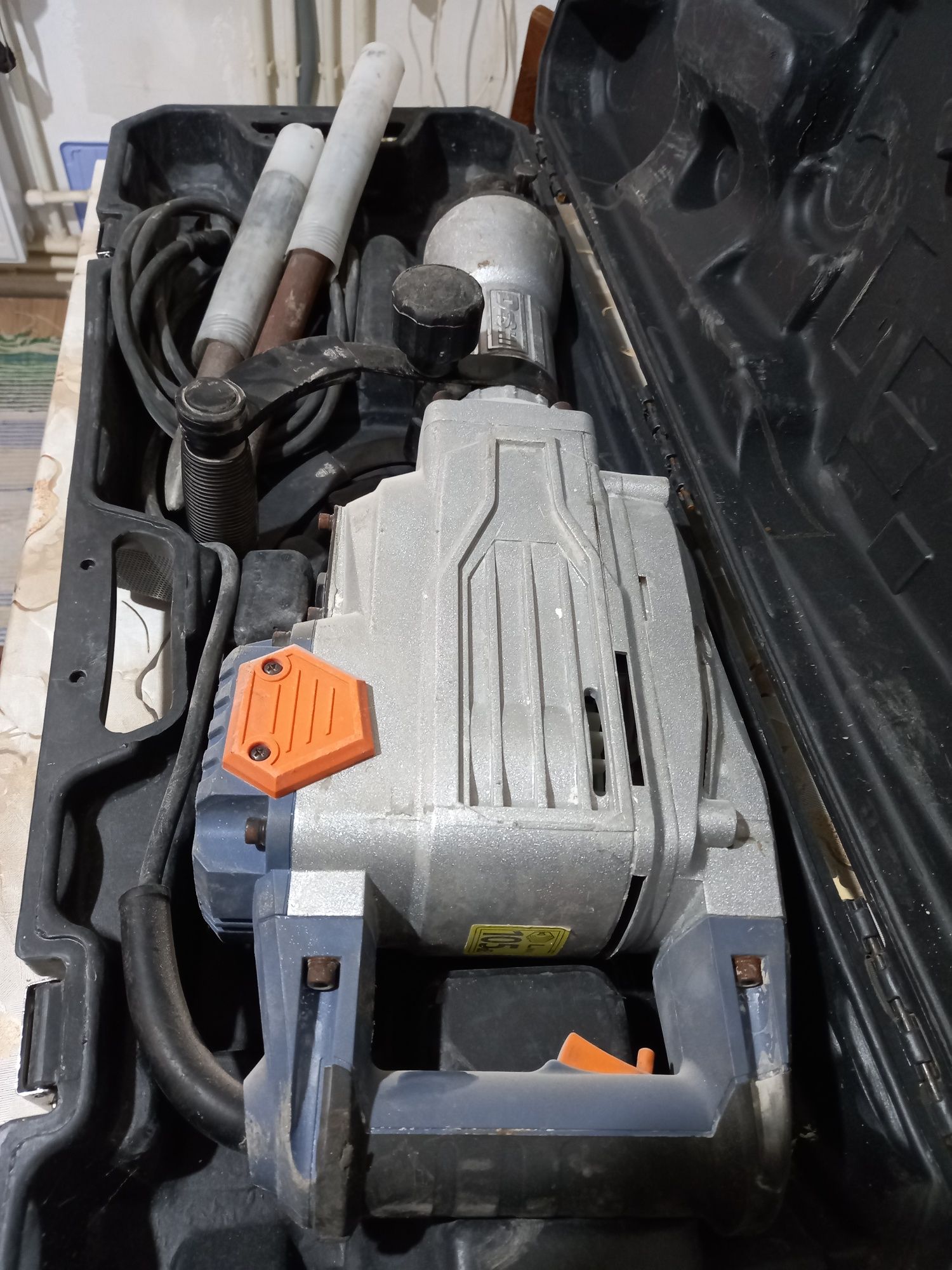 Inchiriez ciocan demolator
