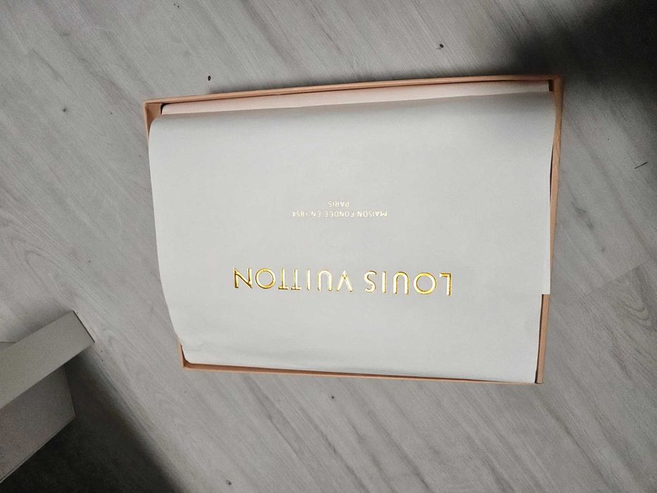 LV arch light sneaker