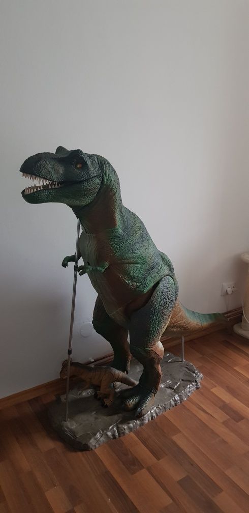 Vând dinozaur T-rex