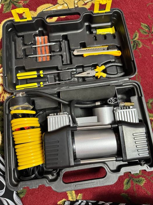 Автомобильный компрессор + набор инструментов для шин