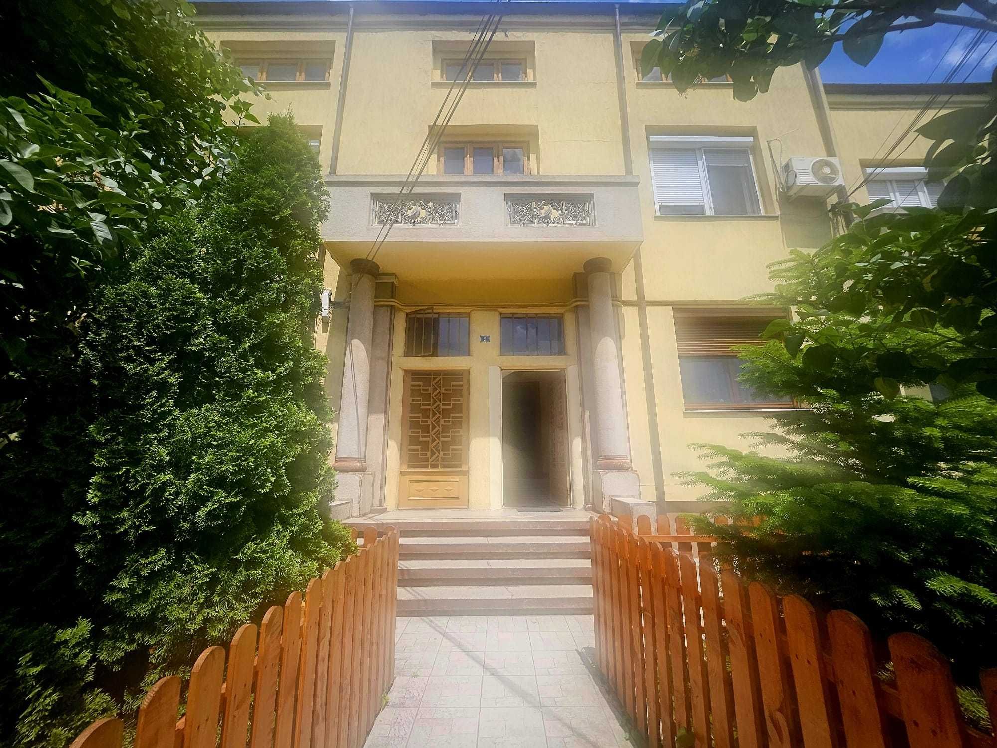 Apartament ultracentral, la parterul unei vile