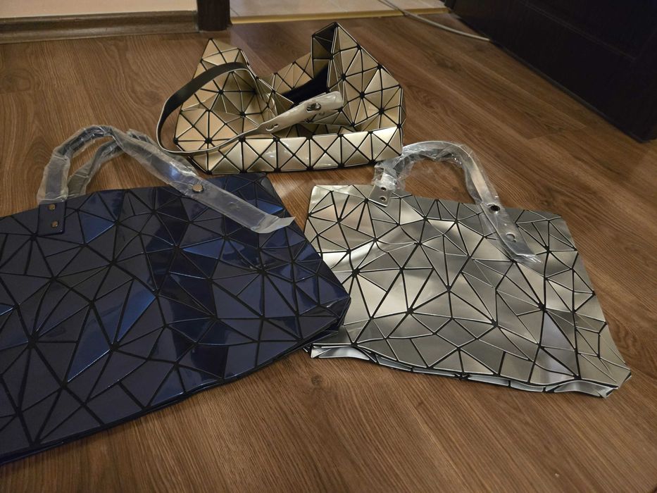 Нова геометрична 2025 лачена чанта