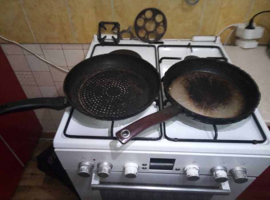 Недорого срочно сковородки, б/у