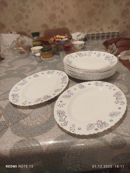 Тарелки большие  12 штук и 2 овальных блюда