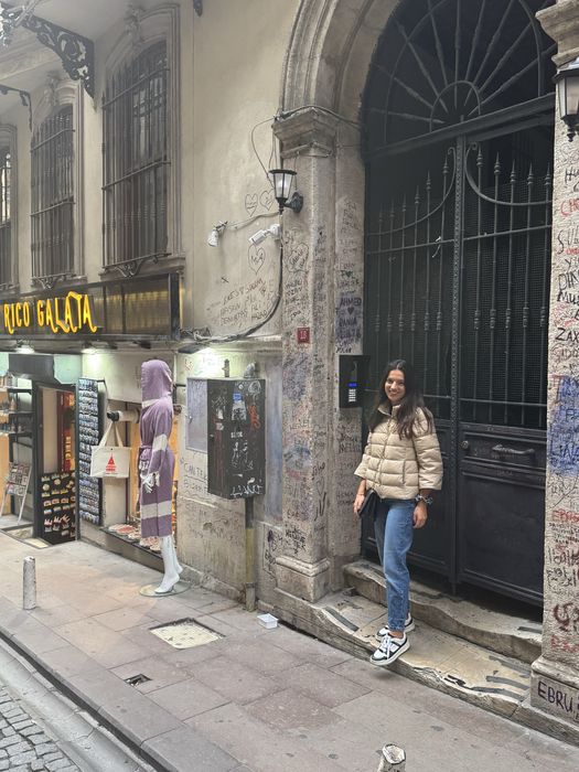 Продавам отличен iPhone 16 56 цикъла