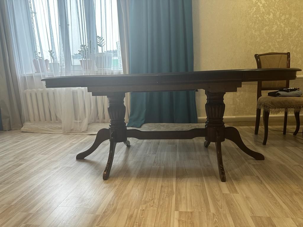 Деревянный стол для гостиной.