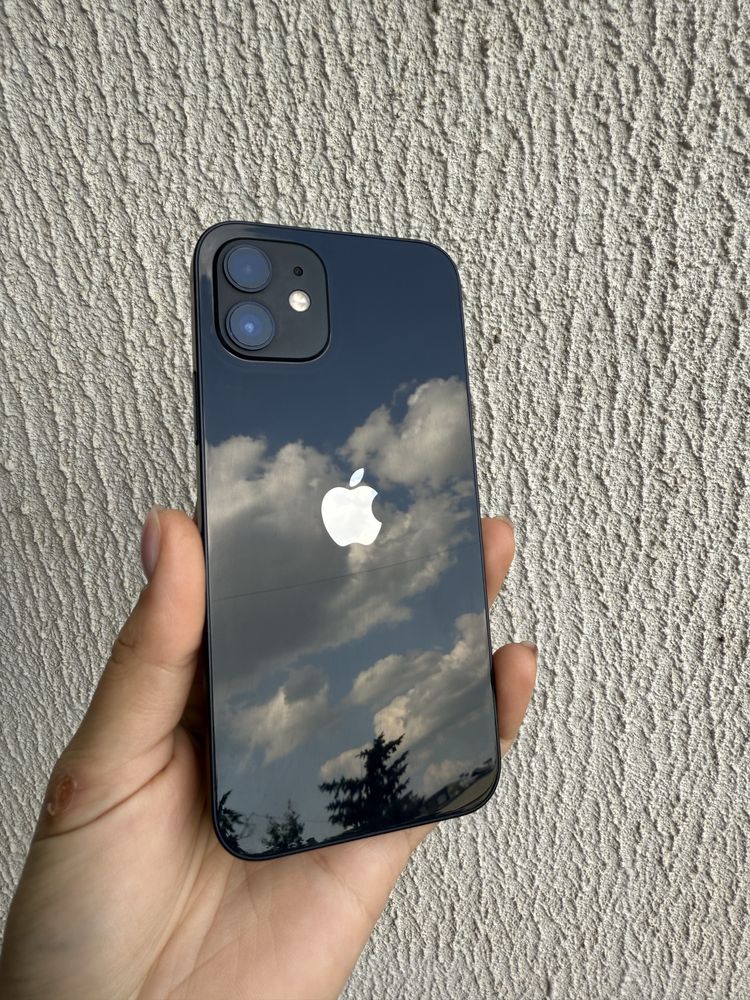 IPhone 12 - използван, леко счупен