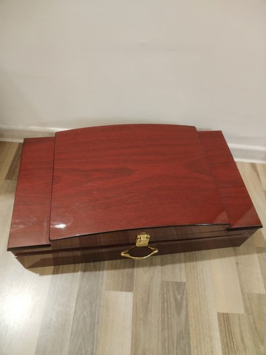 Луксозен комплект прибори за хранене