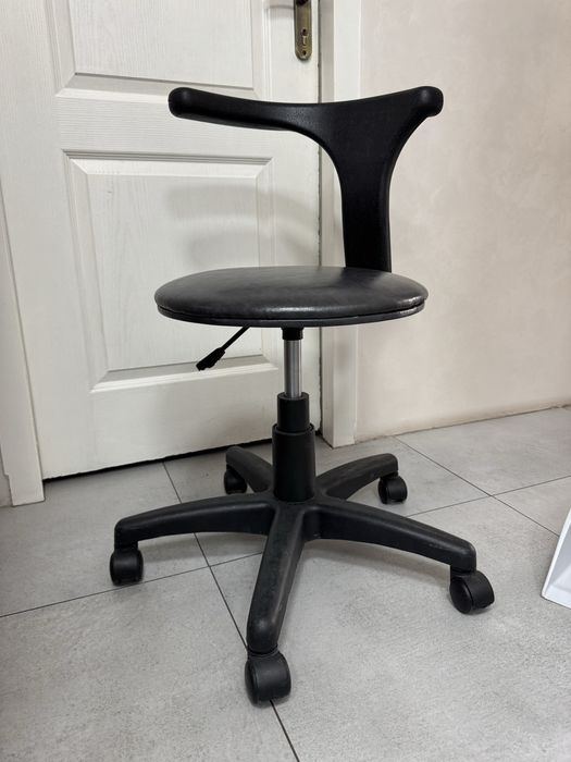 Кресло на колесиках удобное с подлокотником