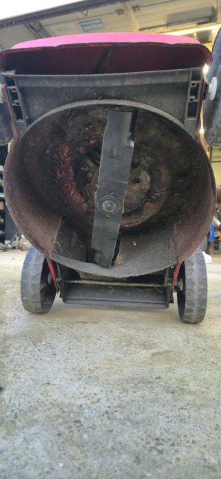 Masina de tuns iarba pe benzina