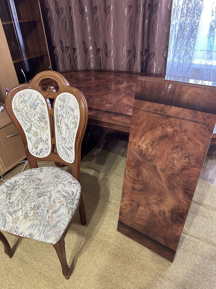 Продам стол из натурального дерева для гостинной