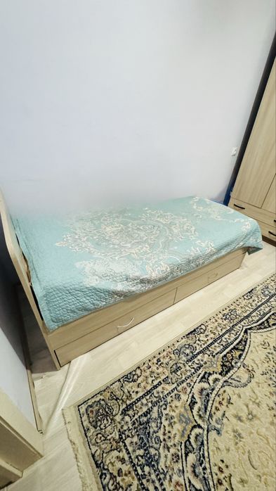 Кровать с матрасом с выдвижными ящиками