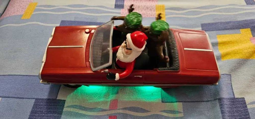 masina vintage Impala cu Mos Craciun si reni