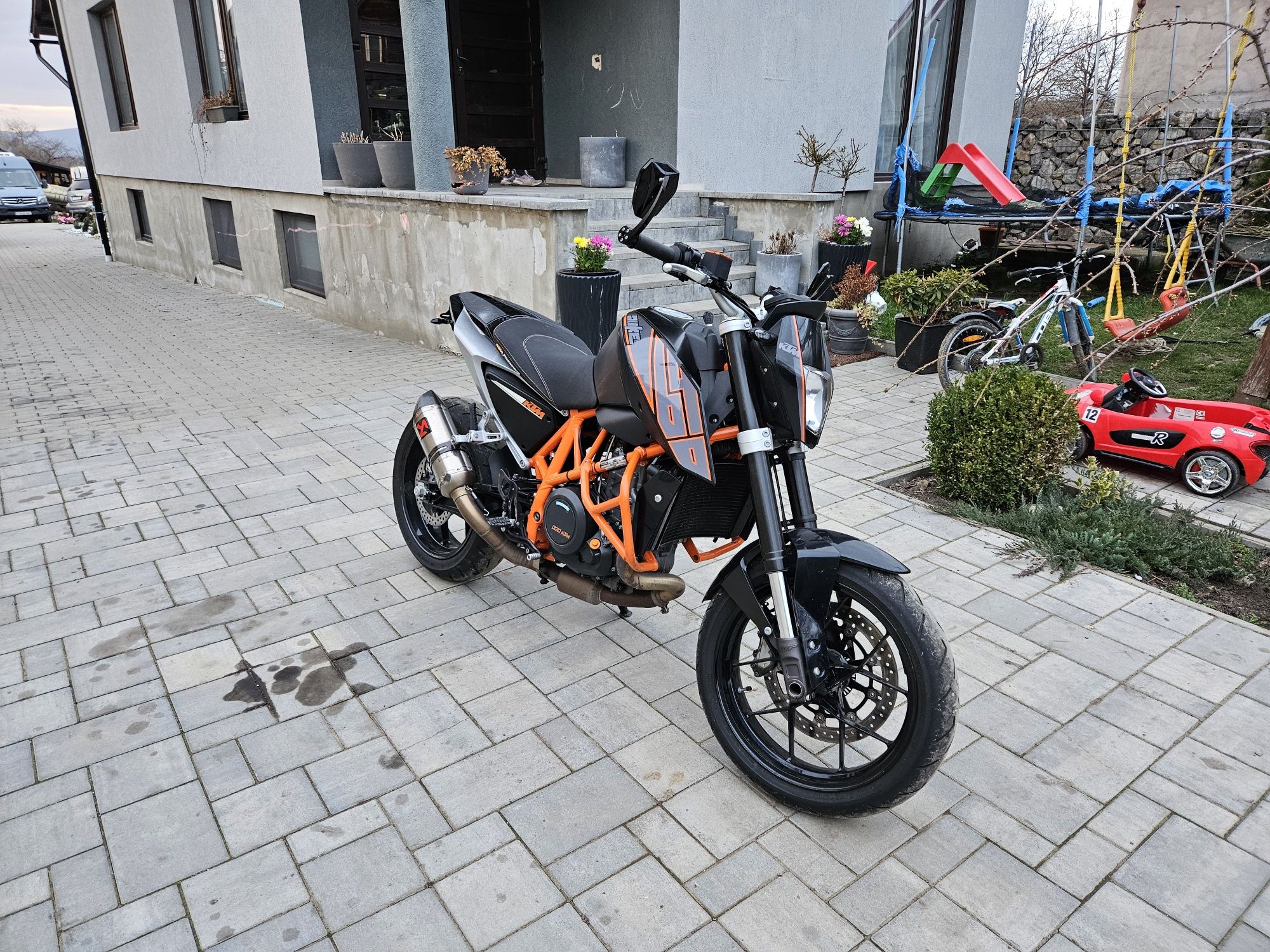 Ktm    690.  Duke
