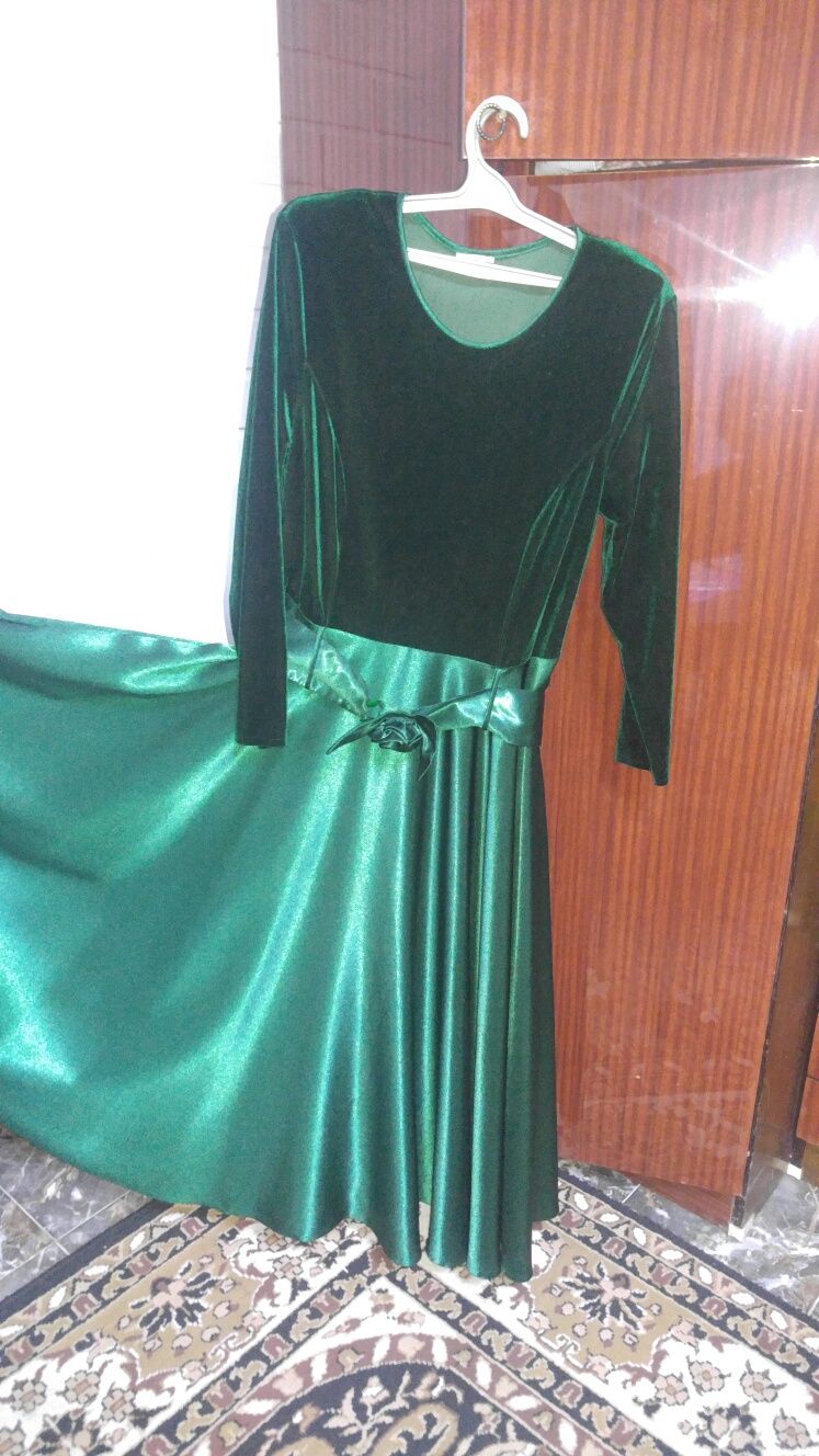 Зелёное платье с длинным рукавом 3/4  и юбкой солнце клёш