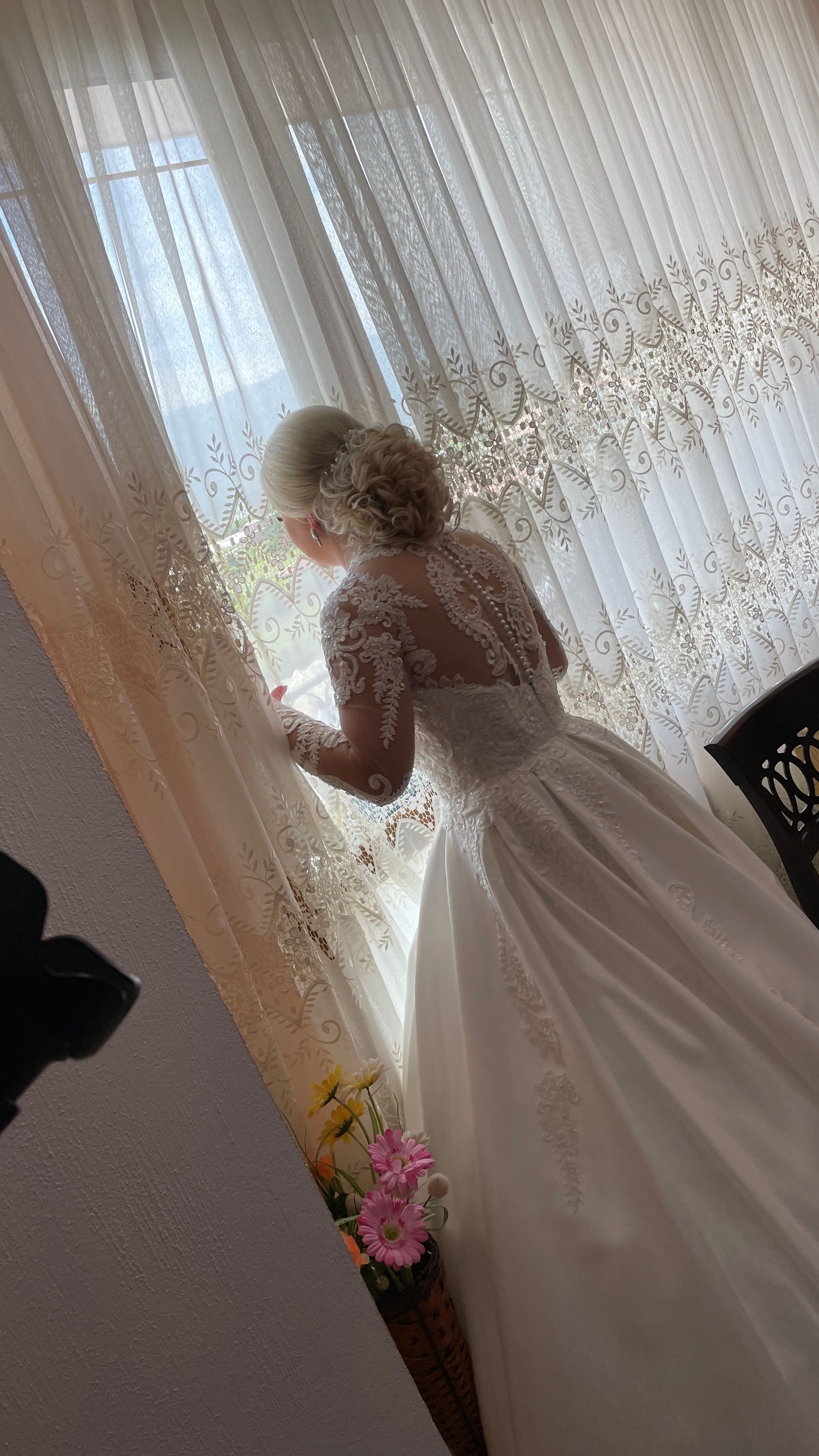 Сватбена рокля с ръчно ушита бродерия