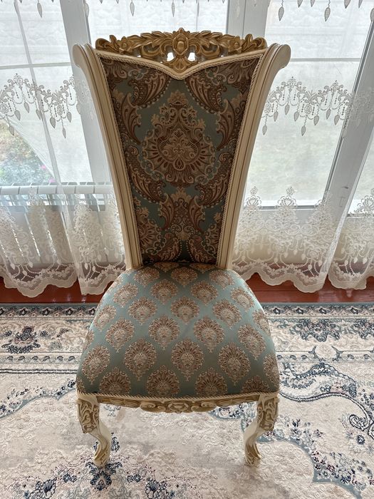 Стулья королевские ( стол в подарок)