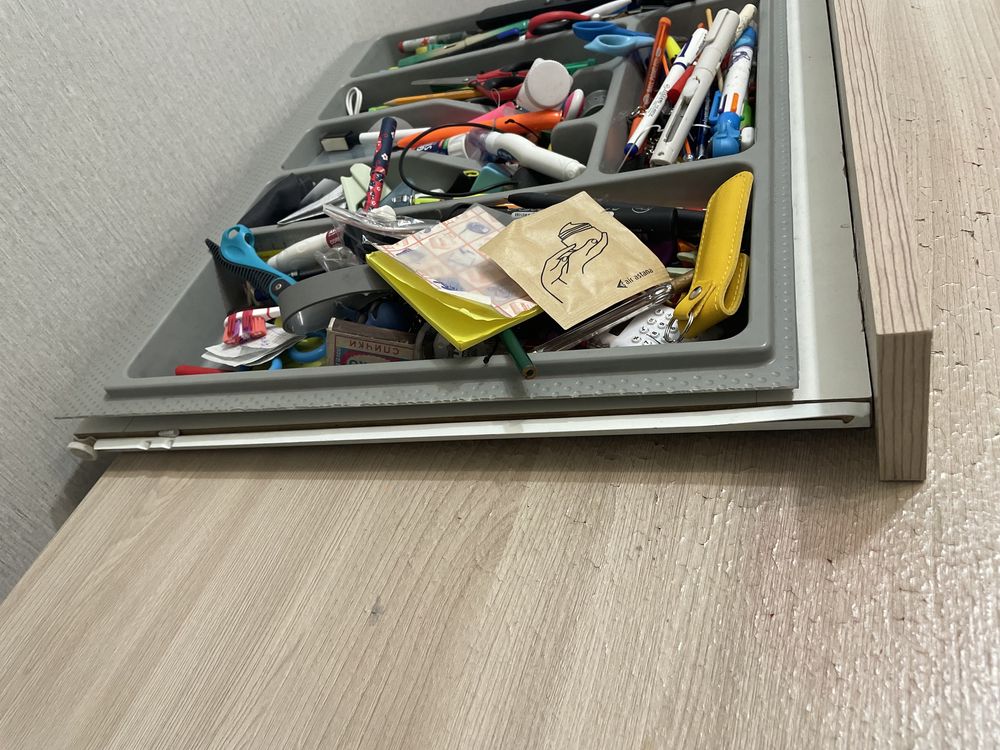Письменный стол либо под кухонный можно использовать
