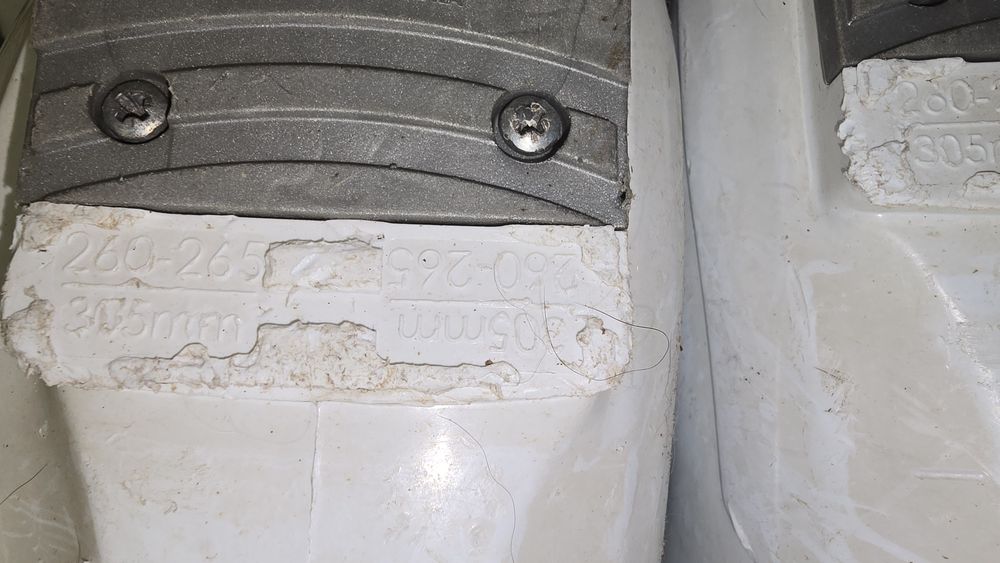 Sckiuri, clapari,ochelari de ski, jacheta si pantaloni tehnici