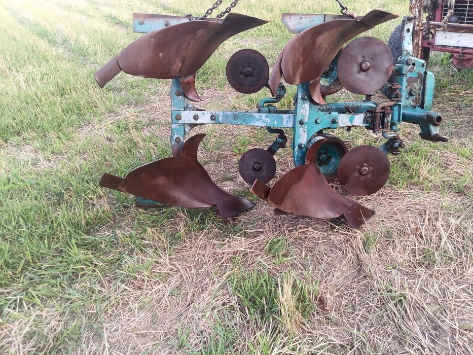 Plug reversibil hidraulic cu două brazde