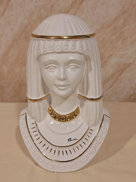 Порцеланов бюст Ahura