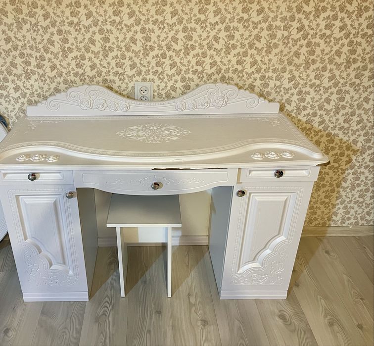 Стол в спальню или зал