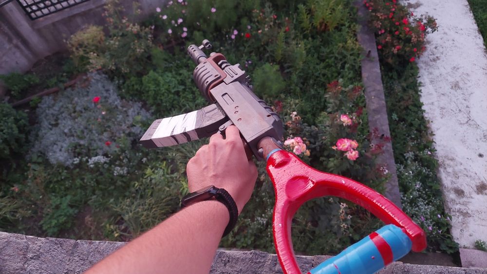 Prop arma joc rust ak 47 scara 1 la 1, cu incarcator detasabil.