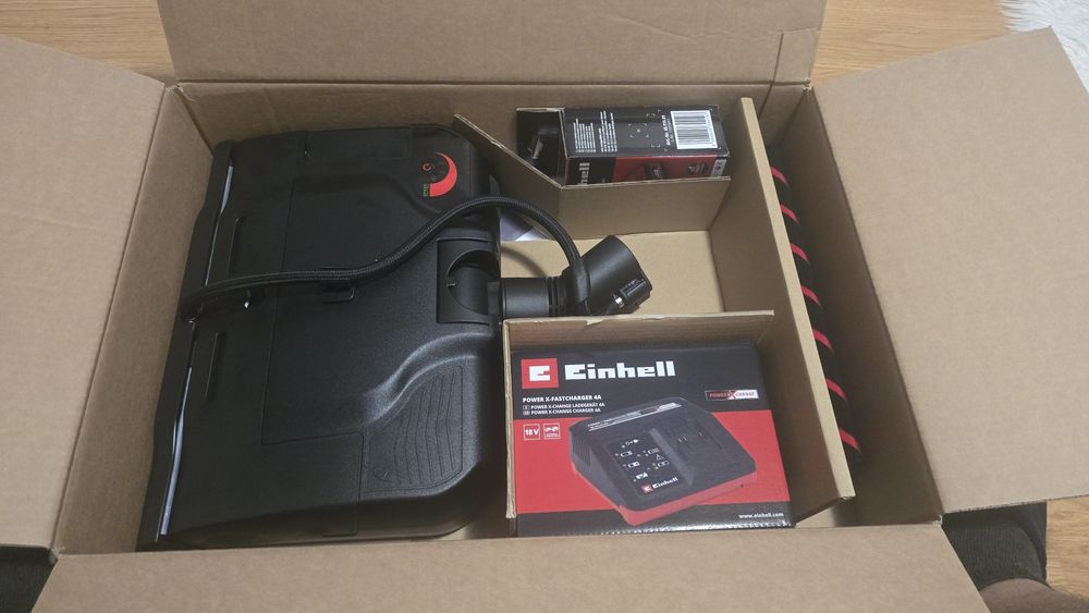 Cap aspirator rotativ pe acululator