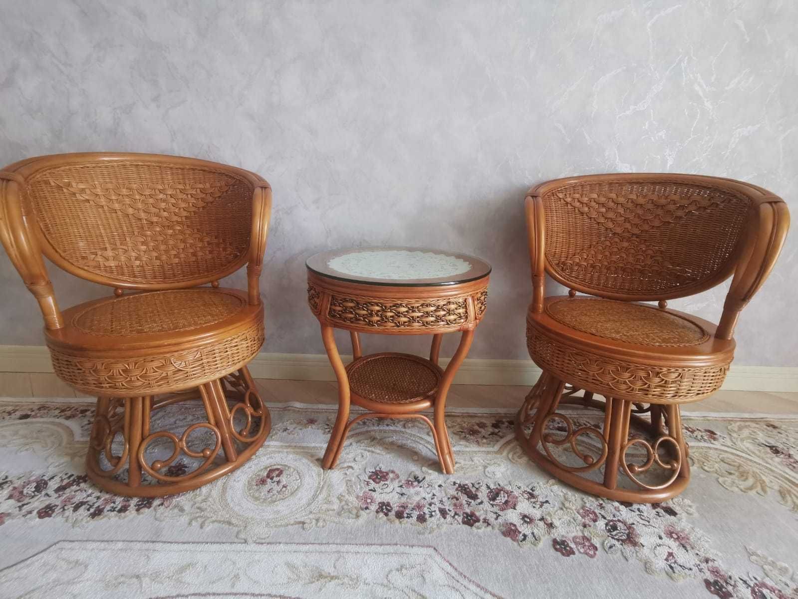 Продам 2 кресло и столик из натурального ротанга