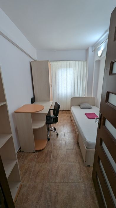 Vând apartament cu două dormitoare și sufragerie open space.