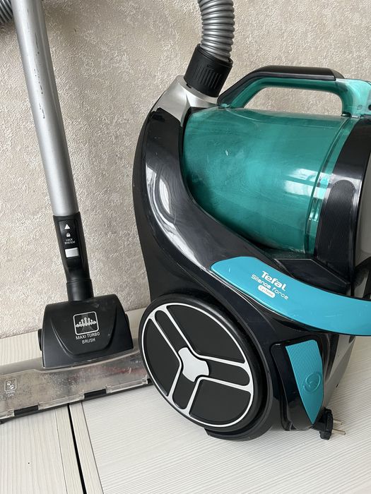 Пылесос фирмы TEFAL с разными насадками