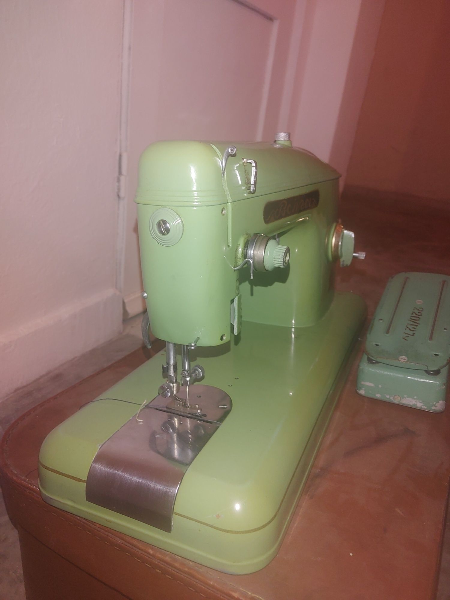 Masina de cusut vintage urss volga 1957