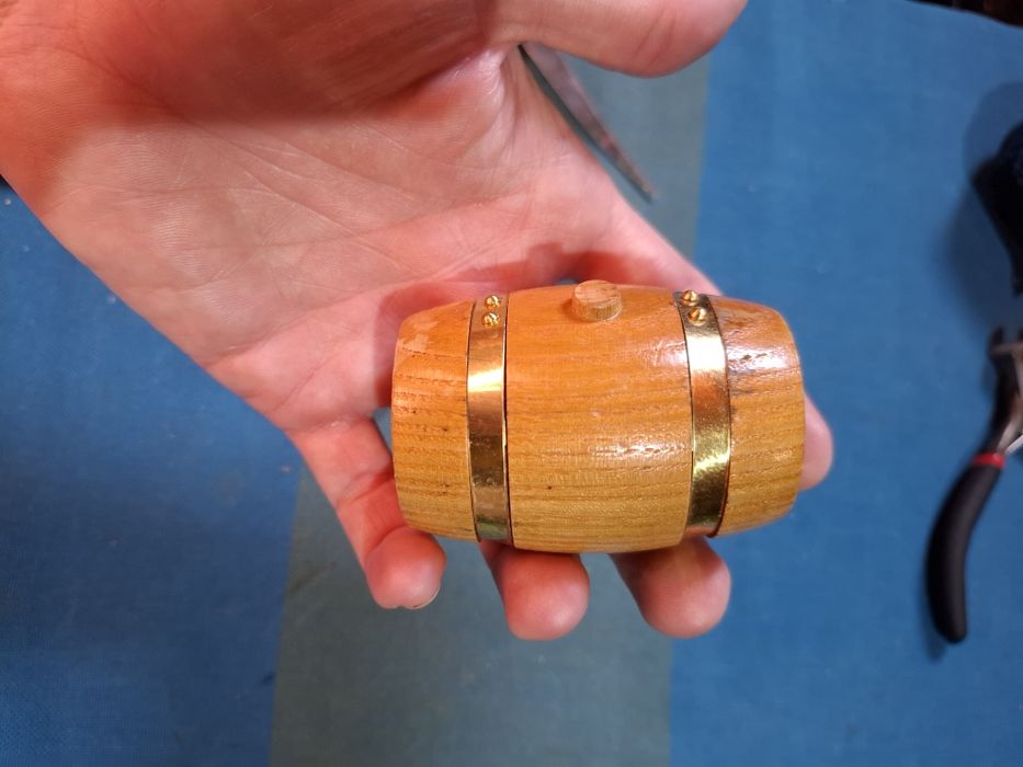 Малки ножки в малка бъчва