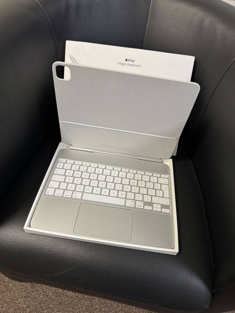 iPad Pro 13 - inch Magic Keyboard White British / Nouă originală