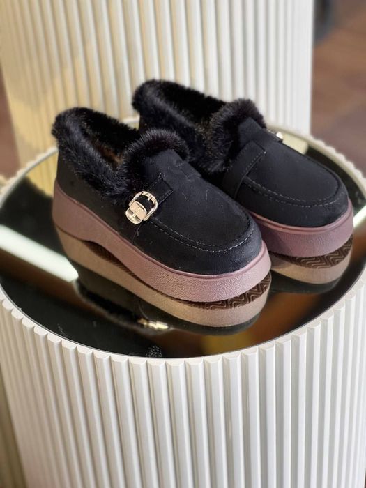 Ayollar qishki oyoq kiyimi.